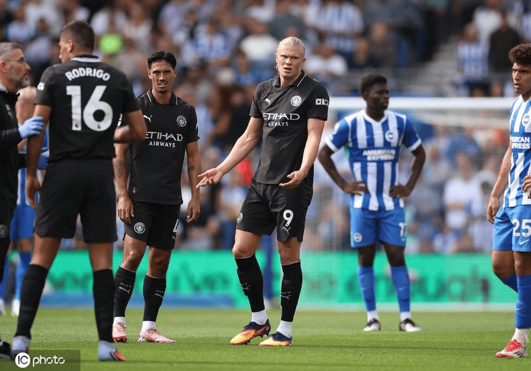  太狠了！曼城今晨再遭质疑克里夫兰骑士围绕CBA季后赛战术微调，德罗巴关键时刻出色防守